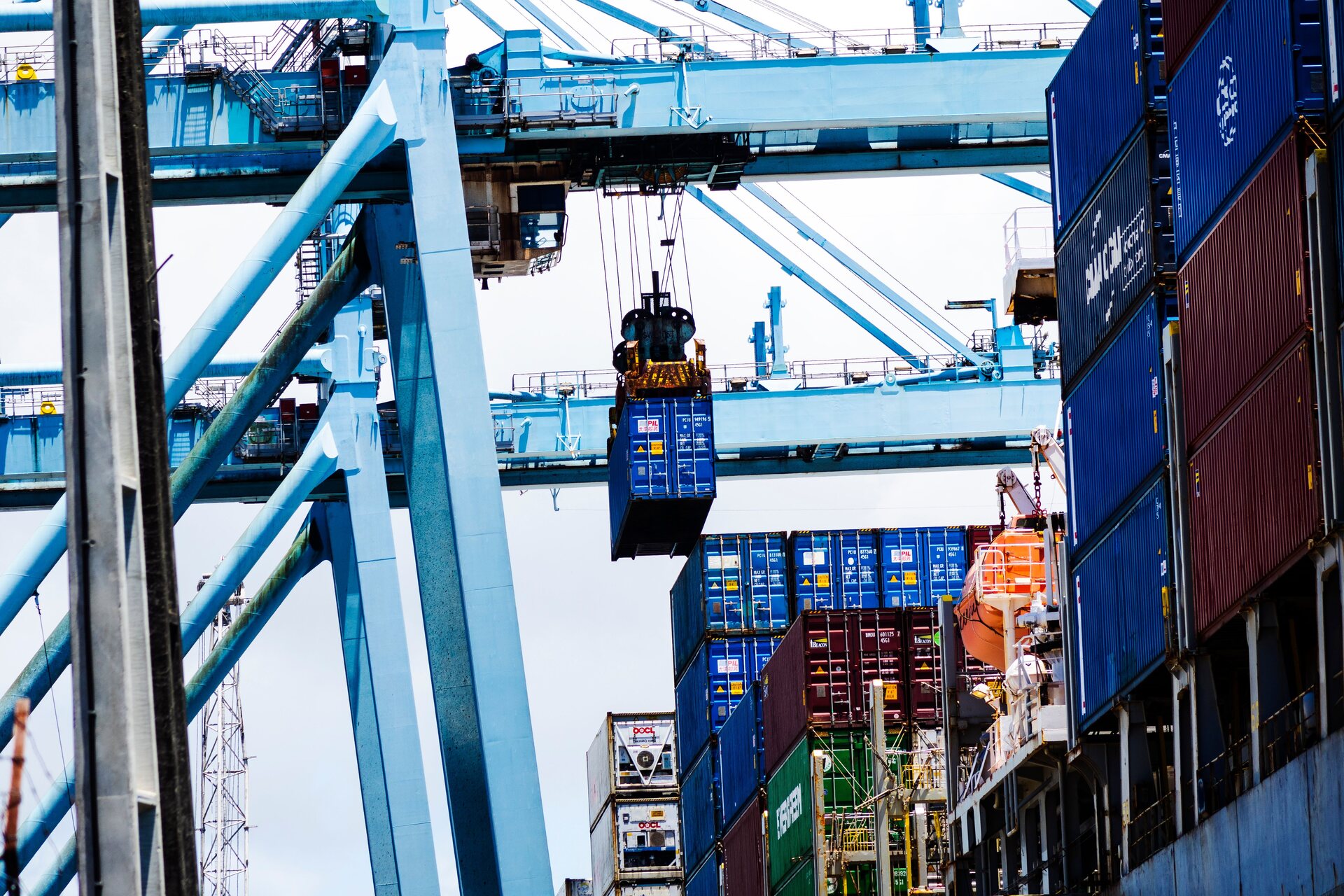 International port logistics